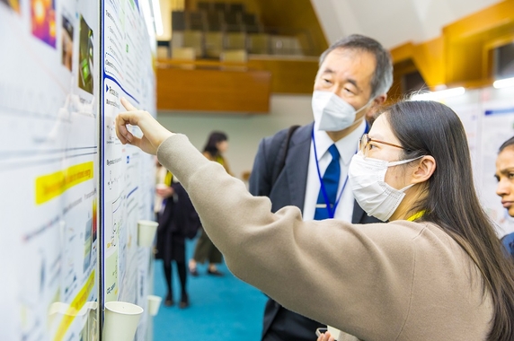 Poster session with Dr Kajita_15th HOPE Meeting