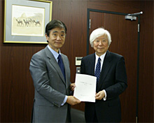 写真：平成24年4月に振興会に設置された日本学術振興会の将来ビジョン検討会報告がまとまり、7月13日（金）吉川座長から安西理事長に手交されました。