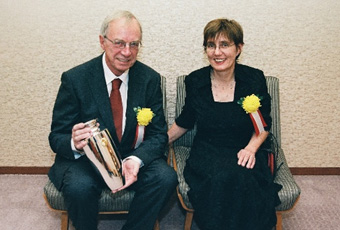 写真：賜品を手にするダアン博士と夫人