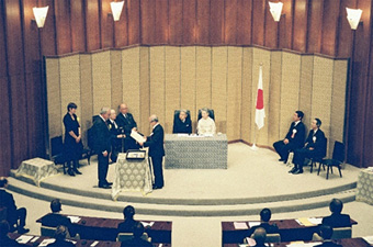 写真：委員長による生物学賞の授与