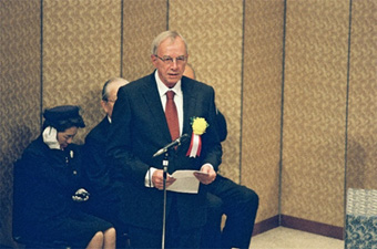 写真：ダアン博士による受賞者挨拶
