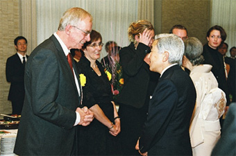 写真：記念パーティにて受賞者と歓談される天皇陛下