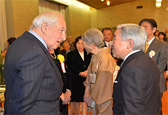 記念茶会で天皇陛下とアルトマン博士