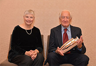 賜品を手にするアルトマン博士夫妻