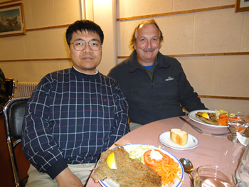 現地宿泊施設の食堂にて。アルゼンチンCEILAP現地技術者と名古屋大学技術職員。