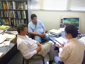写真2　ACPでの打ち合わせの様子。次回以降の訪問で、解析手法および成果に関してETESAおよびACPと共にワークショップを開催することとなりました。