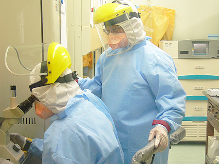 ケニア人大学院生に細胞培養の指導