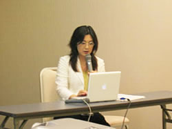 �u�R�~���j�P�[�V�����̏�Ƃ��Ẵ~���[�W�A���Ƃ��̃f�U�C���v�v�@�^���q�i����w�j_photo