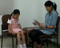 図2　司法面接の一場面（現実の事例ではありません）面接者はプロトコルに従い、オープン質問を用いて子どもから自由報告（自発的な語り）をもとめます。