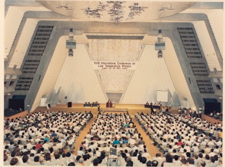 5. At the 18th International Conference on Low-Temperature Physics in Kyoto International Conference Center which was fully attended. Many members of the press are visible in front.