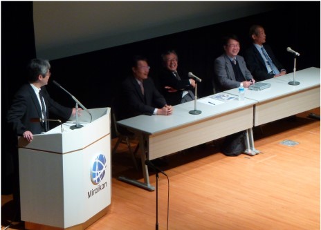 7. Public lecture on superconductivity for high-school students (March 2013 at the National Museum of Emerging Science and Innovation.) From left: Kurokawa (Nihon Keizai Shimbun), Kitazawa, the author, Hosono, and Akimitsu. (Submitted by Masashi Furukawa of the JST.)
