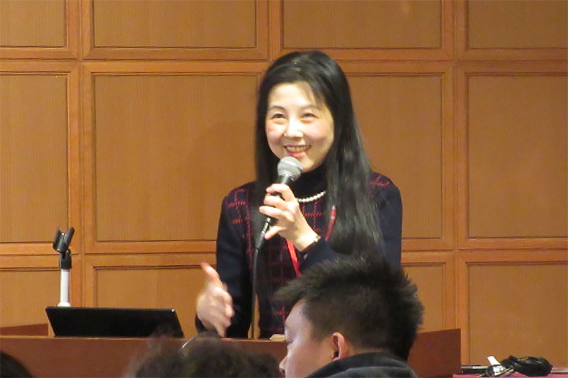 発表する村田圭代先生（第９回育志賞受賞者）