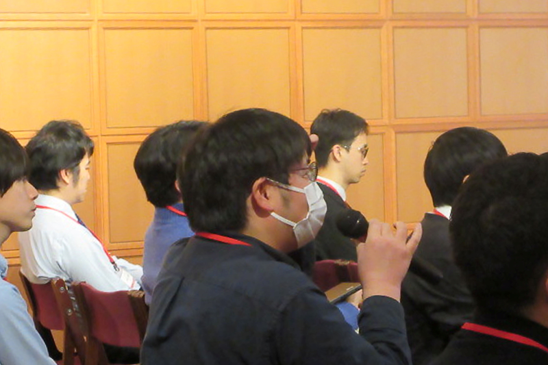 講演中の質疑応答の様子