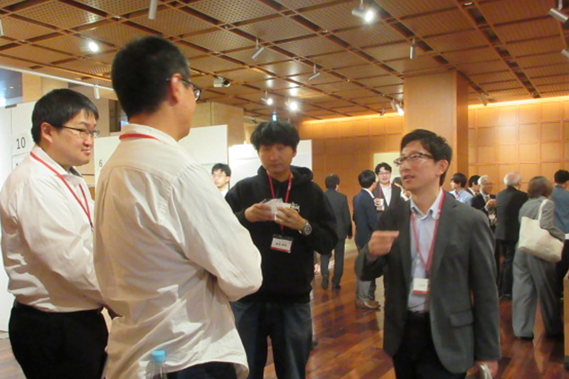 交流を深める参加者の様子