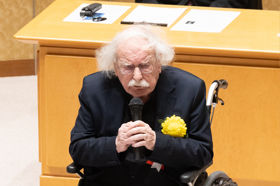 受賞の挨拶を行うジャコモ・リッツォラッティ教授