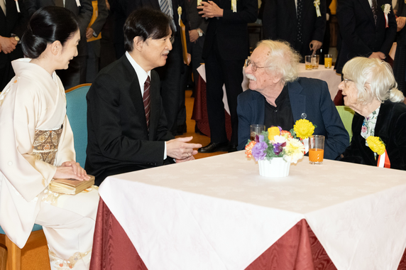 秋篠宮皇嗣同妃両殿下と懇談される受賞者夫妻