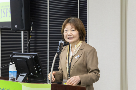 グループディスカッションでモデレーターをする速水洋子　日本学術振興会監事