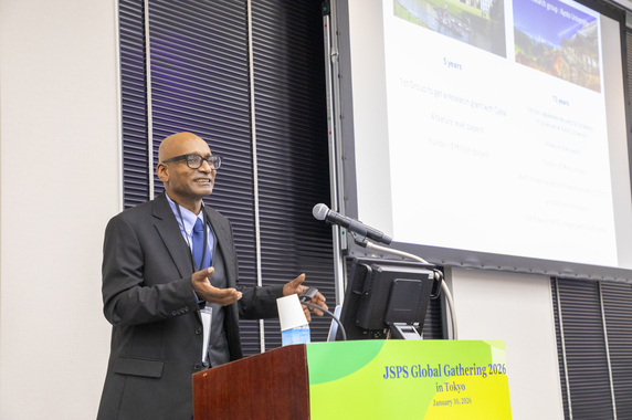 講演するEasan SIVANIAH教授（京都大学物質-細胞統合システム拠点(iCeMS)）