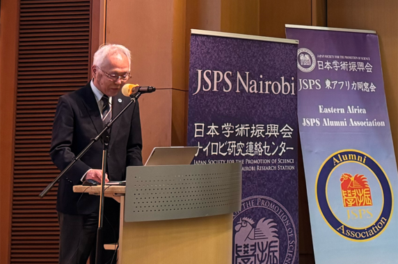 挨拶を述べる水本哲弥日本学術振興会上席参与