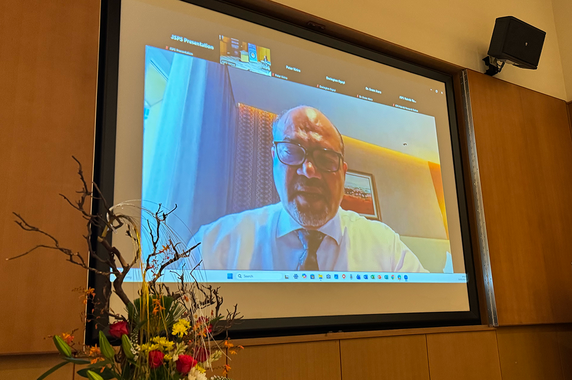 祝辞を述べるケニア国務省科学研究イノベーション局Abdulrazak Shaukat教授