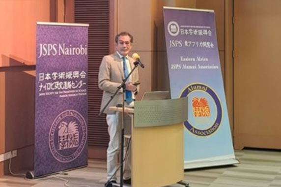 祝辞を述べるJSPSナイロビ研究連絡センターにゆかりのある研究者