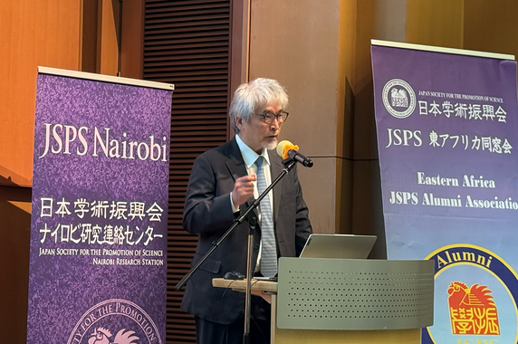 基調講演を行う山極壽一総合地球環境学研究所所長