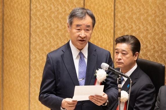 審査経過報告を述べる梶田隆章審査会委員長