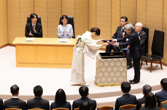 賞状・賞牌が授与される様子