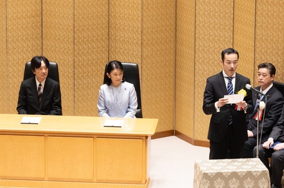 受賞者代表挨拶を述べる冨樫庸介教授