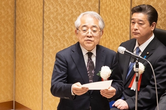 式辞を述べる杉野剛日本学術振興会理事長