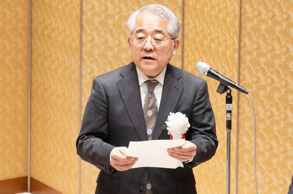 式辞を述べる杉野剛日本学術振興会理事長の写真