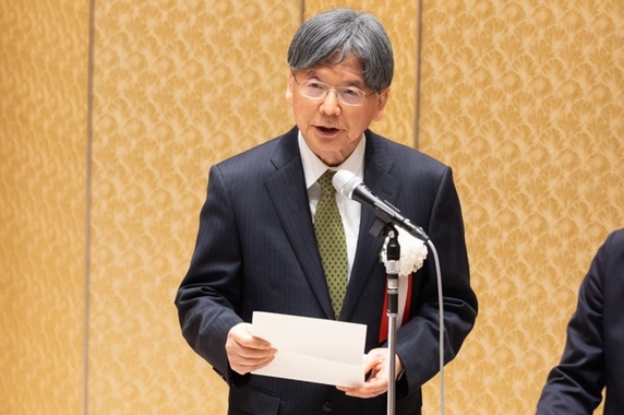 審査経過報告を述べる清水孝雄選考委員会委員長の写真