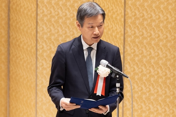 松本洋平文部科学大臣の祝辞を代読する柿田恭良文部科学審議官の写真