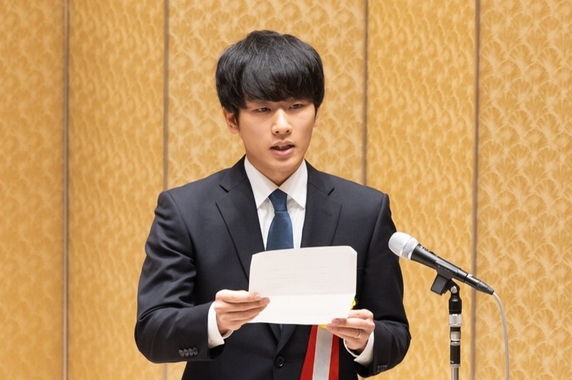 受賞者代表挨拶を述べる長谷川悠波様の写真