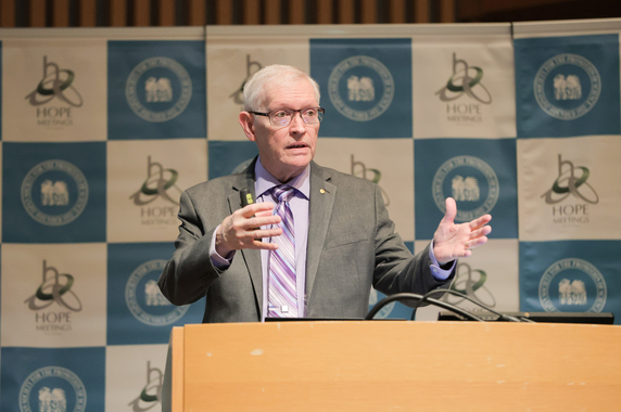 講演するモーナー博士