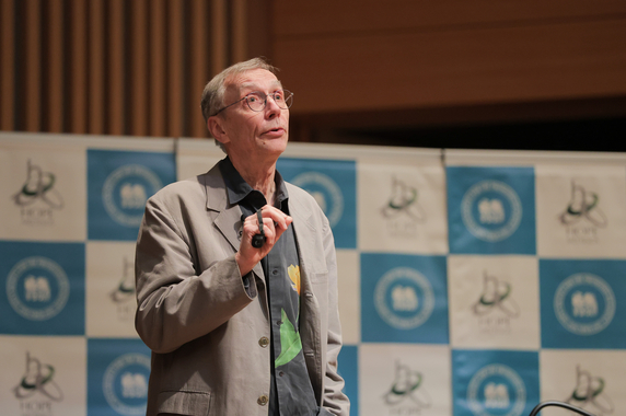 講演するペーボ博士