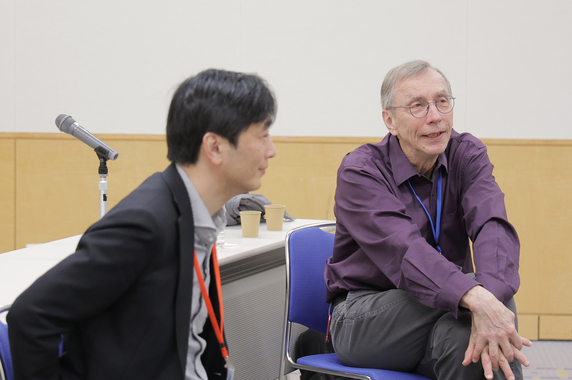 グループディスカッションでのペーボ博士