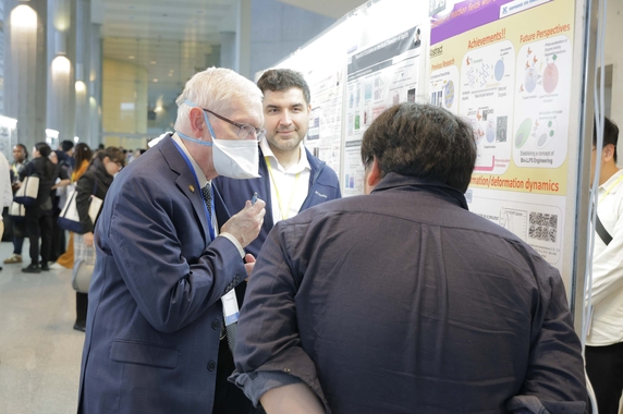 ポスター発表を聞くモーナー博士