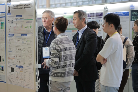ポスター発表を聞くハント博士と梶田博士