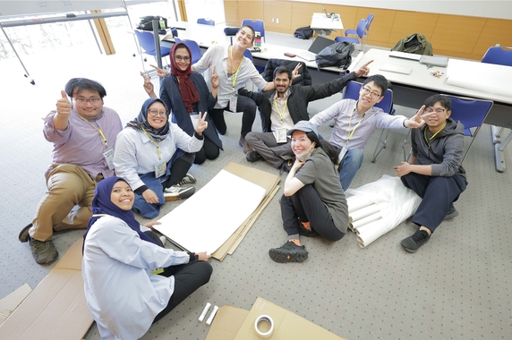 チームごとに課題に取り組む参加者