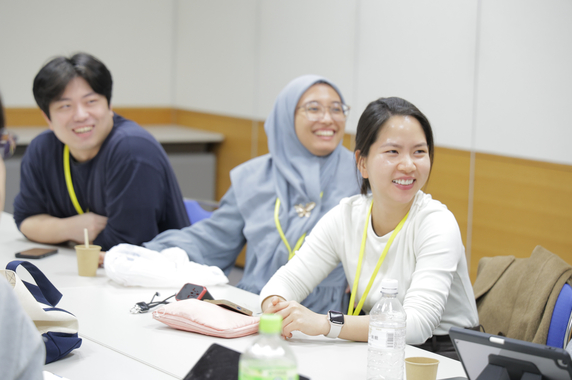 チームごとに課題に取り組む参加者