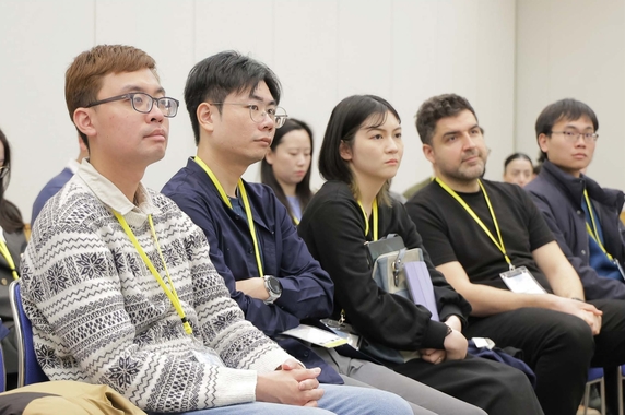 若手研究者が前方に集中して座る会場