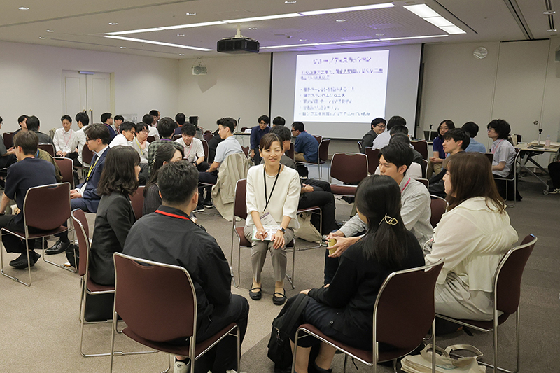 参加者たちが椅子を円状に並べて車座になり、お互いの顔を見ながら熱心に話し合う様子