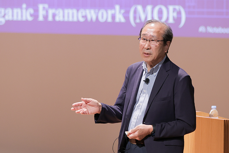 Prof. KITAGAWA Susumu gives a lecture on stage