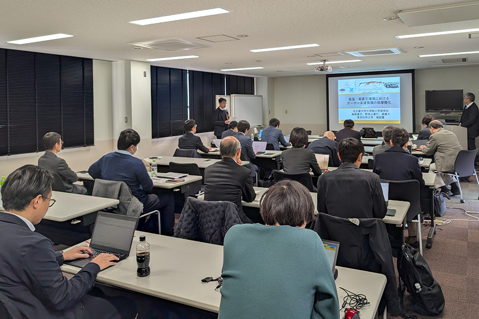 会場前方にあるスクリーンを見ながら熱心に話を聞く聴衆