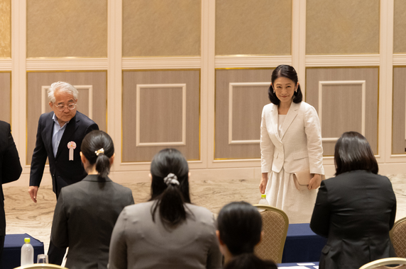 にこやかに会場に御臨場される秋篠宮皇嗣妃殿下と拍手で迎える参加者