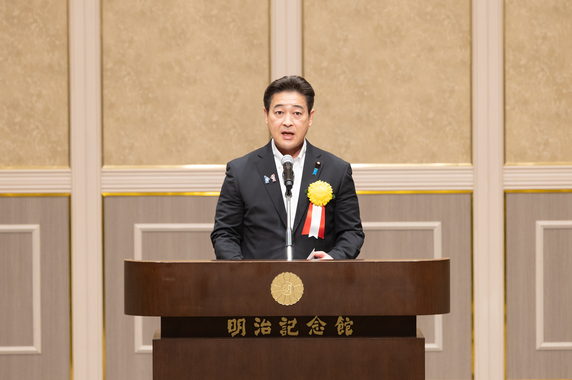 壇上のマイクに向かって挨拶をする清水文部科学大臣政務官