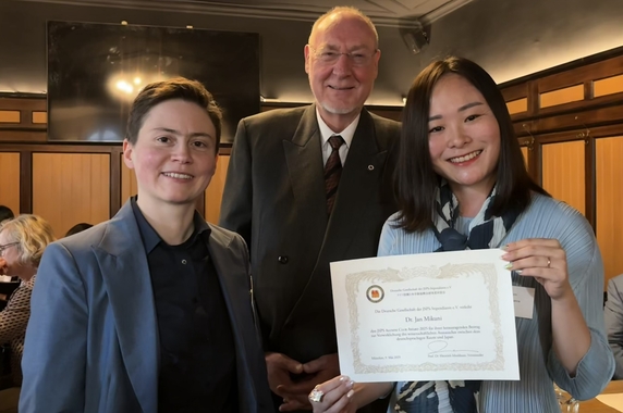Dr. Jan Mikuni at JSPS Alumni Club Award Ceremony 2025