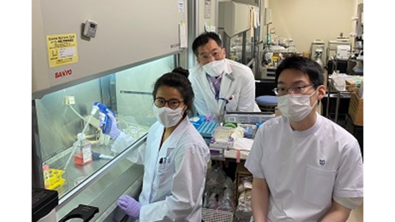写真：7月19日　帝京大学　左からフェロー（ドイツDAAD推薦）、ホスト、ホスト研究室のメンバー