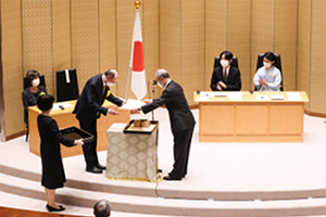 Dr. White receiving the Award